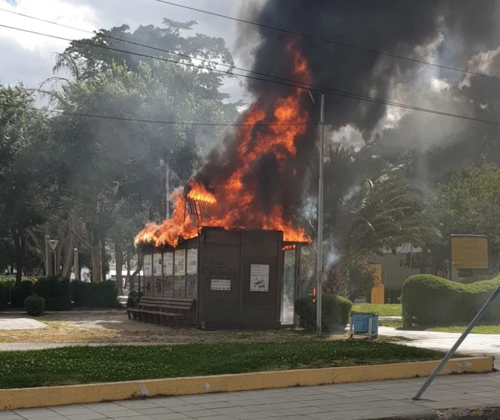 Voraz incendio destruyó el Puesto Ecológico de la Costanera