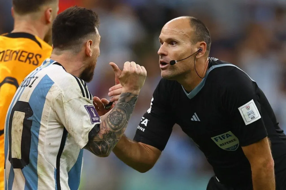 El árbitro de Argentina-Países Bajos no volverá a dirigir en el Mundial por decisión de la FIFA