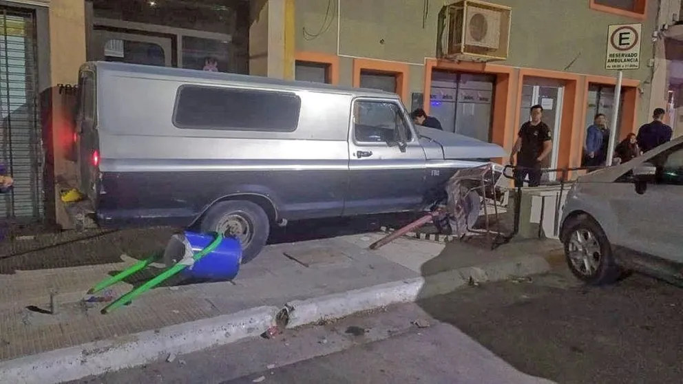 Espectacular accidente con tres jóvenes atropellados en una vereda