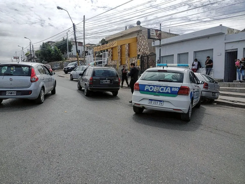 Apuntó con un arma contra clientes que esperaban ser atendidos en un local 
