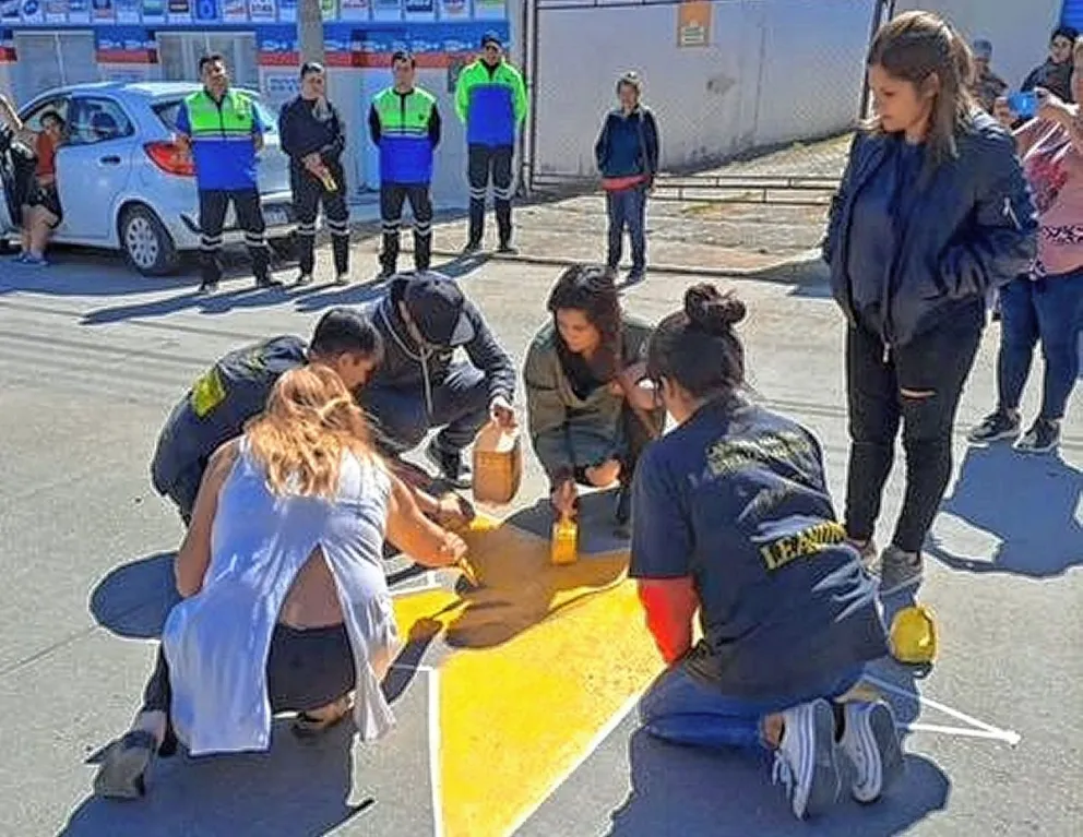 Pintaron estrellas amarillas para recordar a dos personas que fallecieron en Puerto Deseado