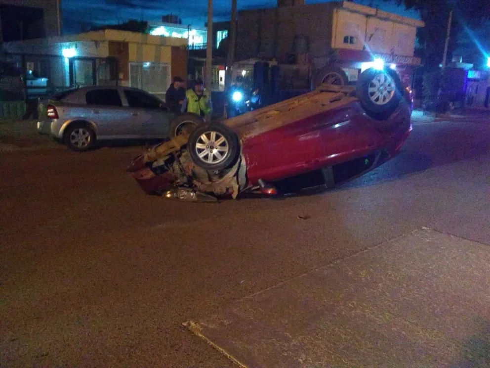 Choque y vuelco en barrio San Martín