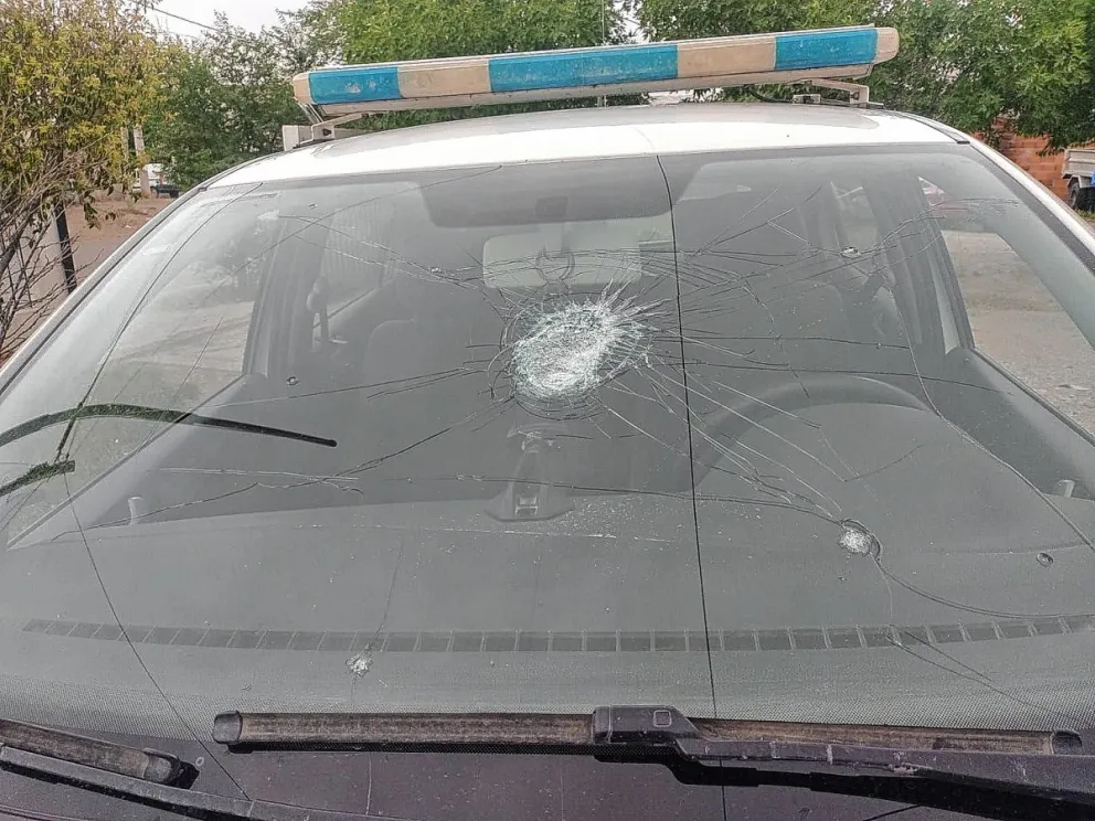 Huyendo de la policía delincuente se metió a la casa de la madre de un oficial de la fuerza a esconder una pistola
