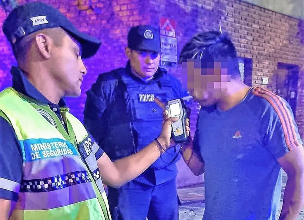 Taxista al hospital tras fuerte choque contra auto manejado por ebrio