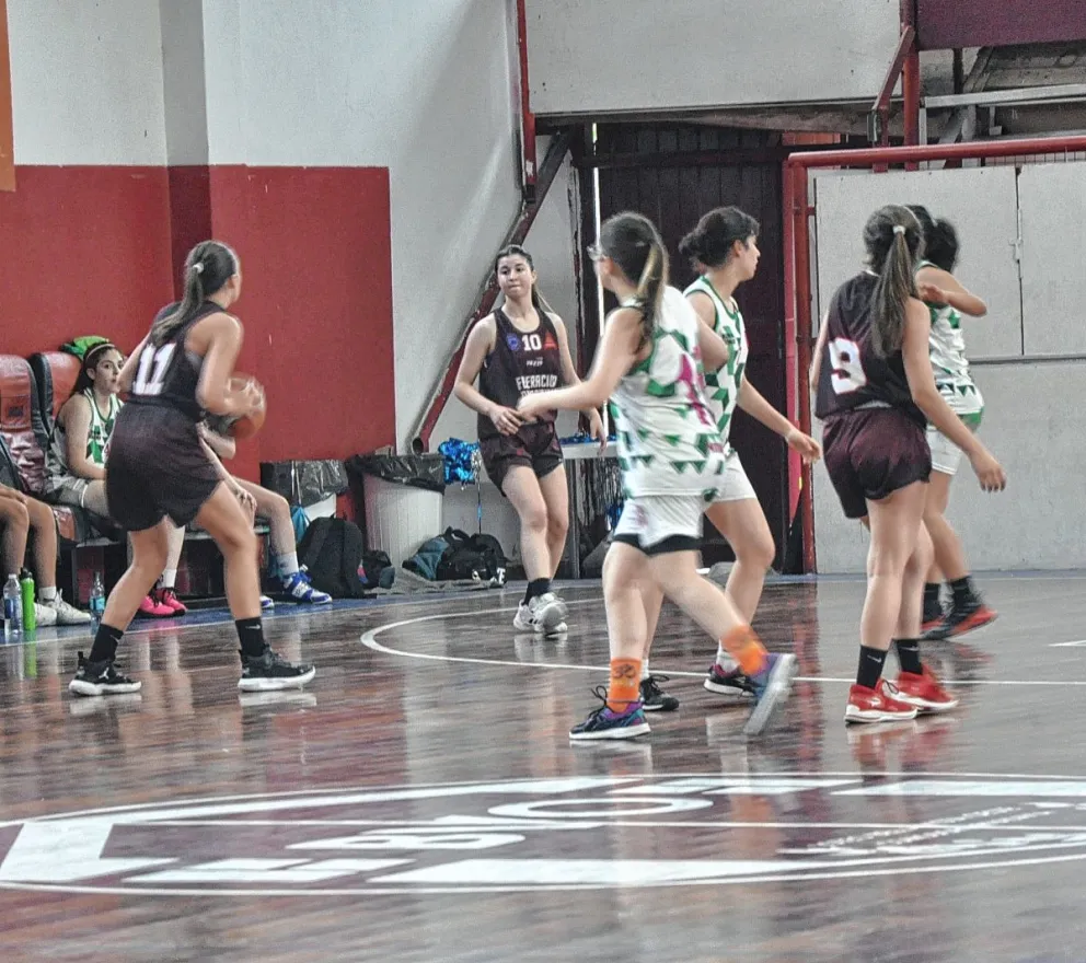 Las chicas juegan finales