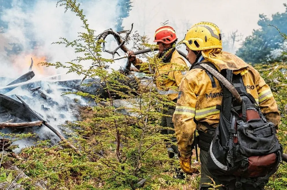 Titánica lucha contra un incendio que mantiene su poder destructor en Tolhuin