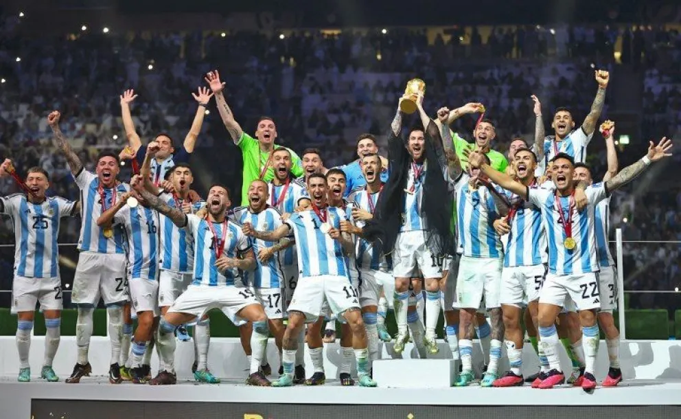 Llegó el momento que esperaba el fútbol: Messi levantó la Copa del Mundo