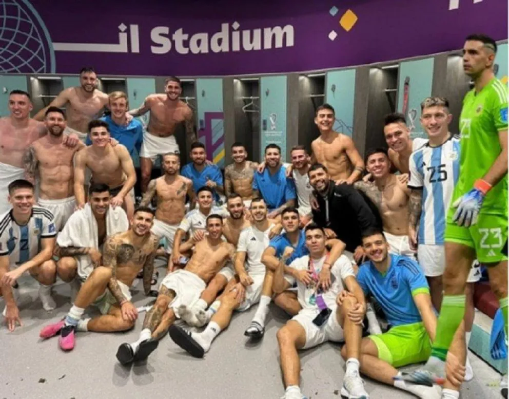 Gritos, champaña, cumbia y abrazos en el festejo íntimo del plantel argentino