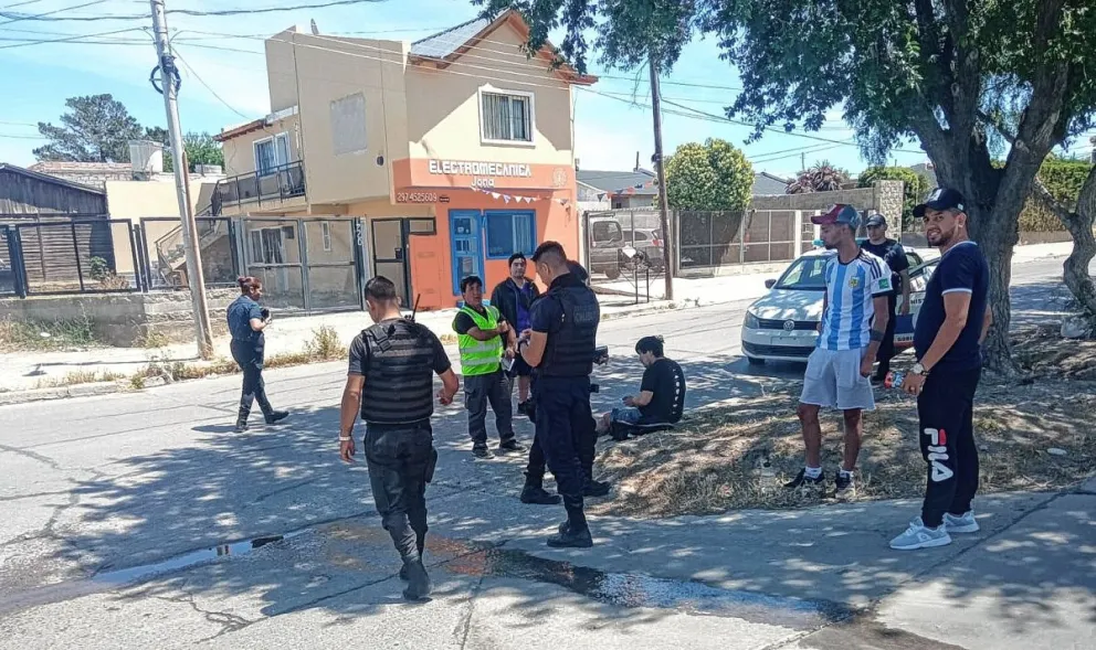 Un motociclista y su acompañante tuvieron que ser trasladados al hospital luego de un choque