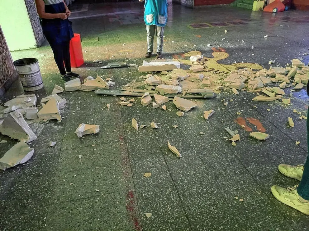 Se derrumbó una parte del techo de la Escuela 26 en plena clase: no hubo heridos