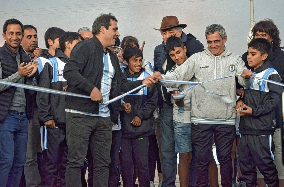 Tiro Federal inauguró su cancha de césped sintético y la iluminación