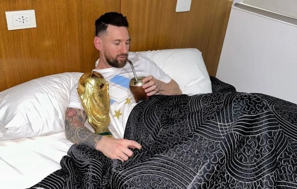 Messi y el mejor despertar: mates en la cama y abrazado a la Copa del Mundo