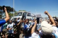 Revolución por los campeones del mundo: la Selección argentina celebra en caravana junto a una multitud