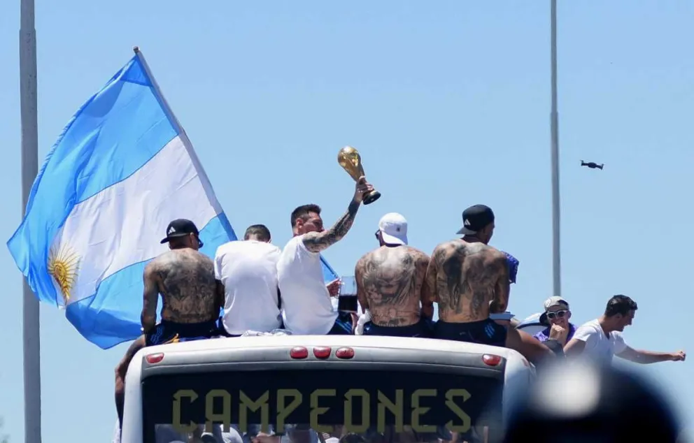 "Chiqui" Tapia pidió "mil disculpas en nombre de los campeones" por el final de la caravana