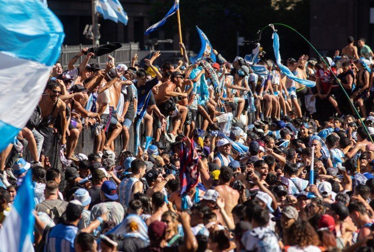 Largas horas de espera desborde y saludo a la distancia a los