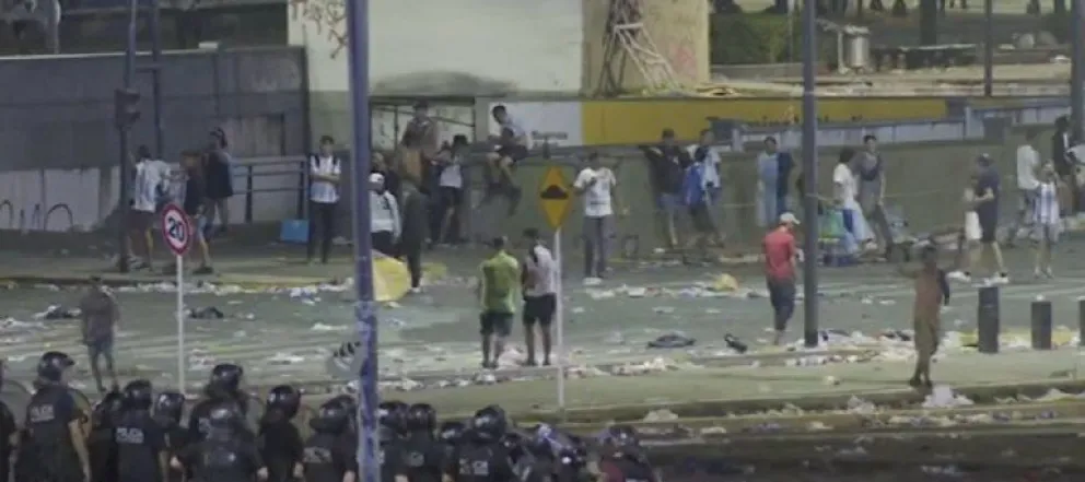 Incidentes en el Obelisco porteño: al menos 14 detenidos y 10 policías heridos