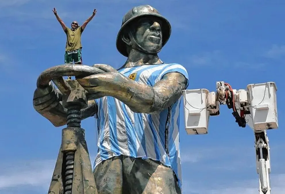 Caleta Olivia: Vistieron al Gorosito con la remera de la Selección Argentina