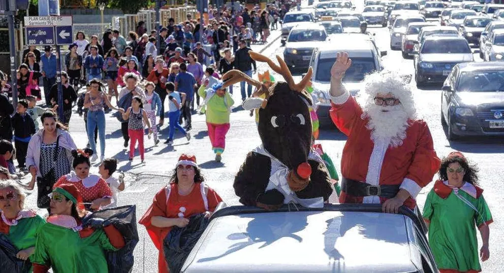 El próximo viernes Papá Noel recorrerá los barrios comodorenses para entregar golosinas