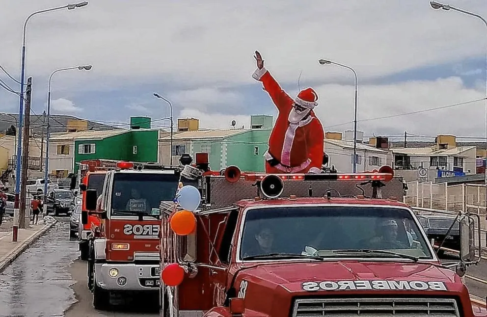 Continúa la colecta de golosinas de Bomberos para el tradicional recorrido de Papá Noel