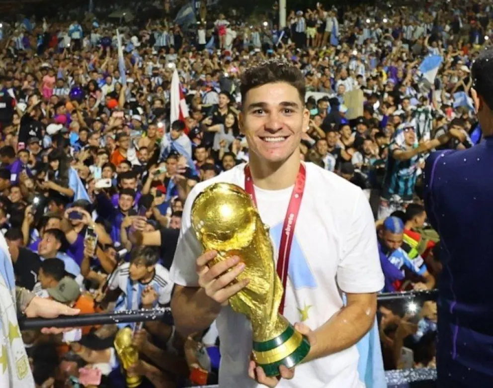 Julián Álvarez fue homenajeado en Calchín y un estadio llevará su nombre