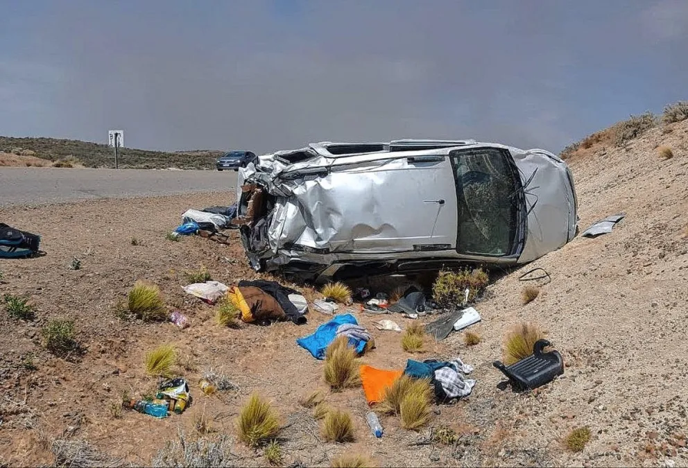 Una mujer y cuatro hijos resultaron con lesiones graves al volcar su vehículo cerca de Caleta Olivia