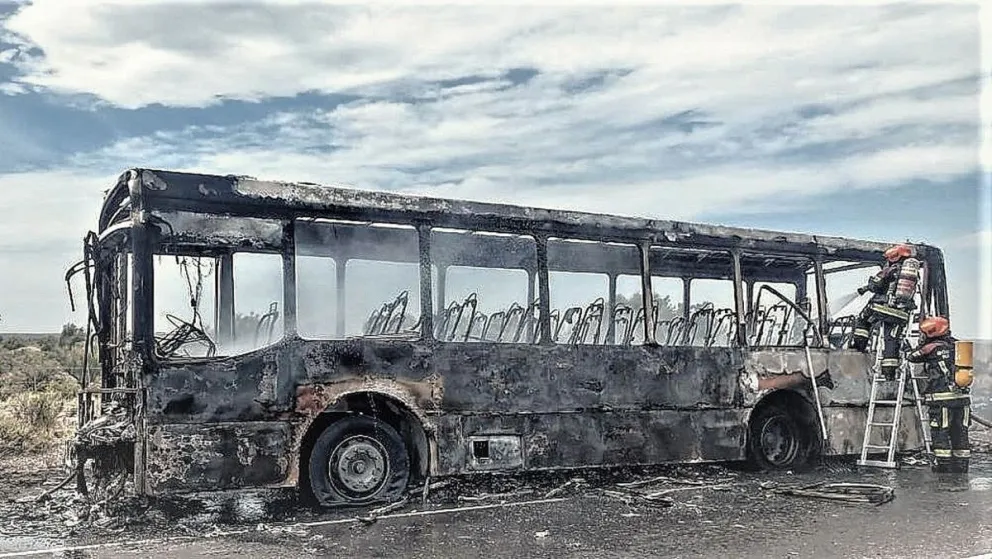 Se incendió un micro con pasajeros en la ruta 7 cerca de Rawson y nadie salió herido