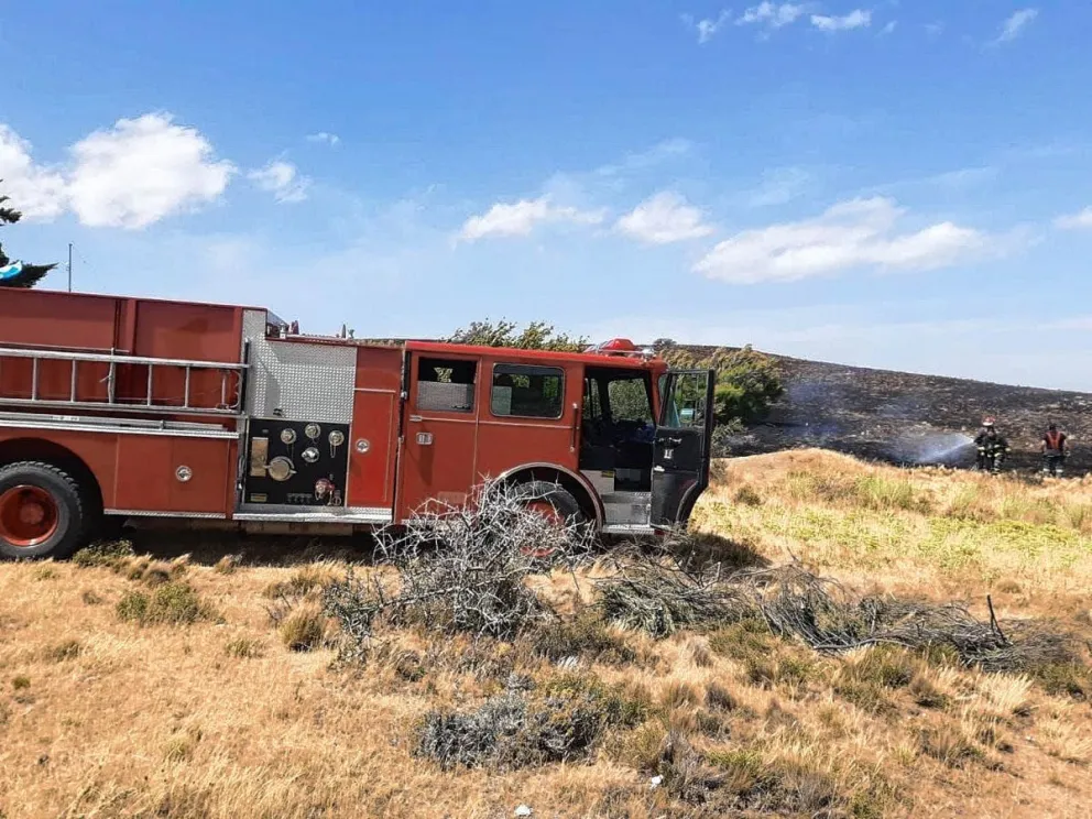 Intenso trabajo de bomberos para sofocar incendio de pastizales en una estancia de Puerto Deseado