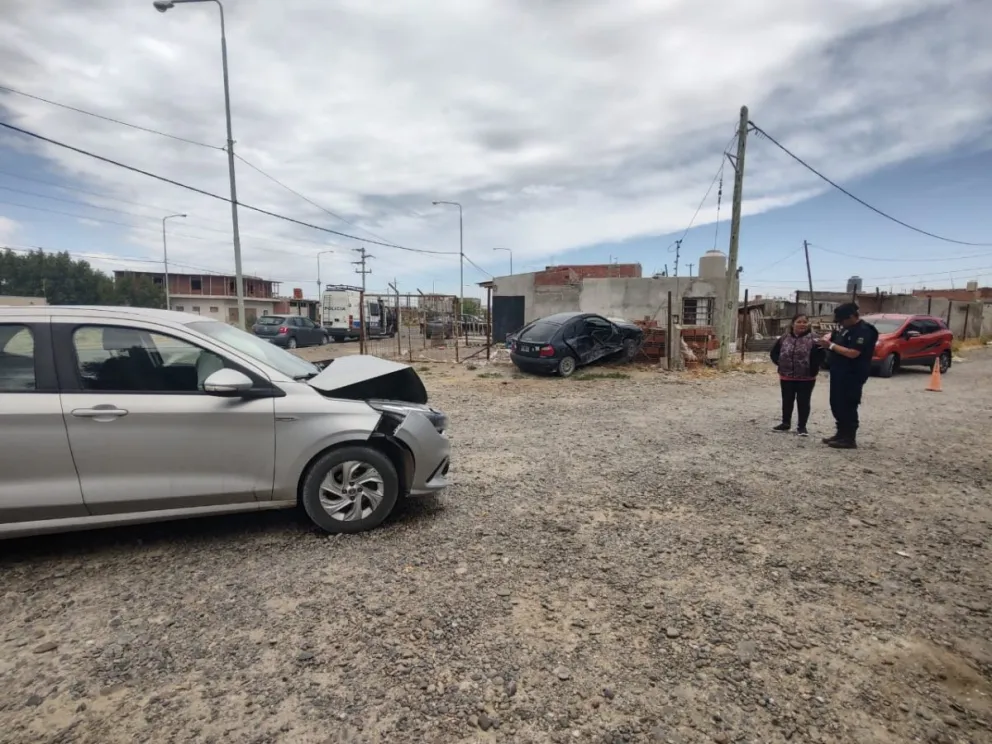Una mujer fue trasladada al hospital tras un violento choque en barrio Comipa 