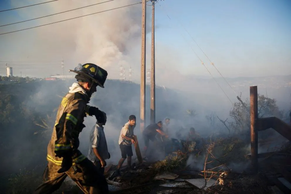 Un incendio arrasa con viviendas en Viña del Mar, con dos personas fallecidas como saldo
