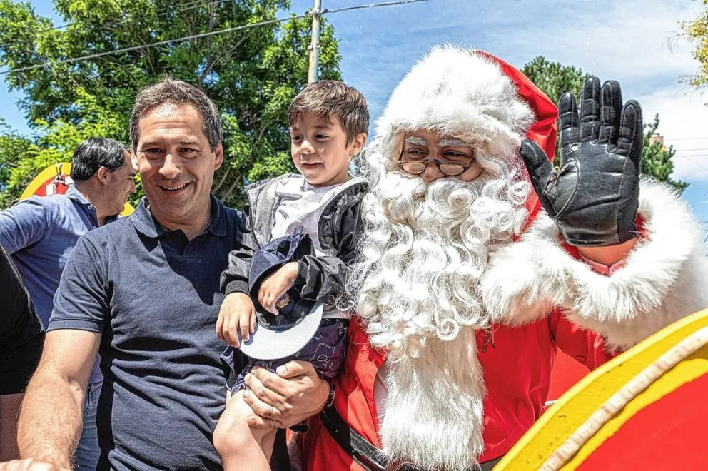 Papá Noel y el intendente recorrieron los barrios de  la ciudad y entregaron golosinas