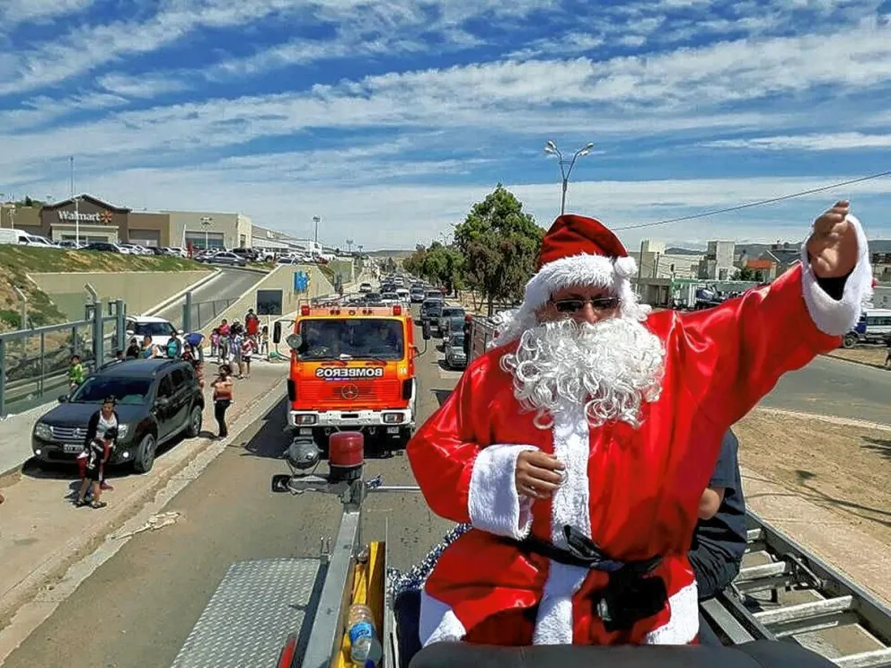 Bomberos junto a Papá Noel hoy recorren la zona sur de Comodoro