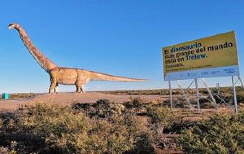 Les robaron a turistas bonaerenses mientras se sacaban fotos en la réplica del Dinosaurio