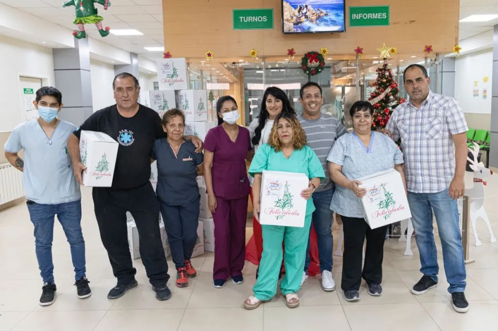 El Municipio entregó cajas navideñas al personal de guardia en el Hospital Regional