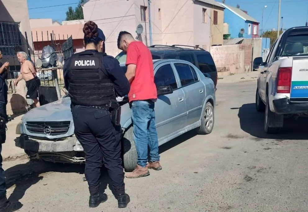 Conducía alcoholizado y chocó vehículos estacionados