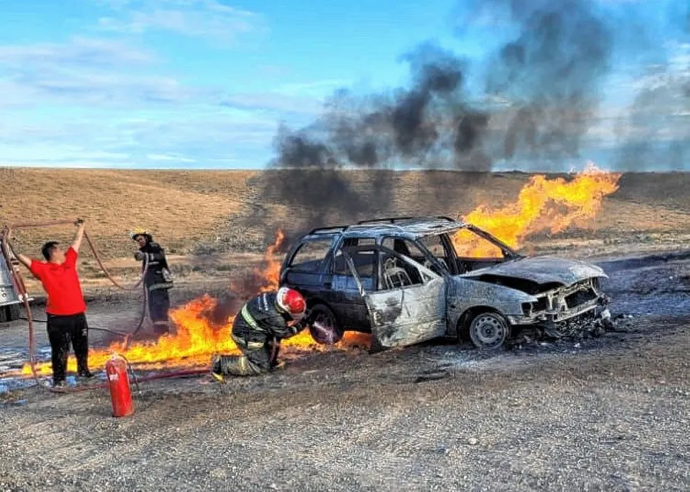 Deseado: incendio de un vehículo provocó  quema de pastizales en el camino costero