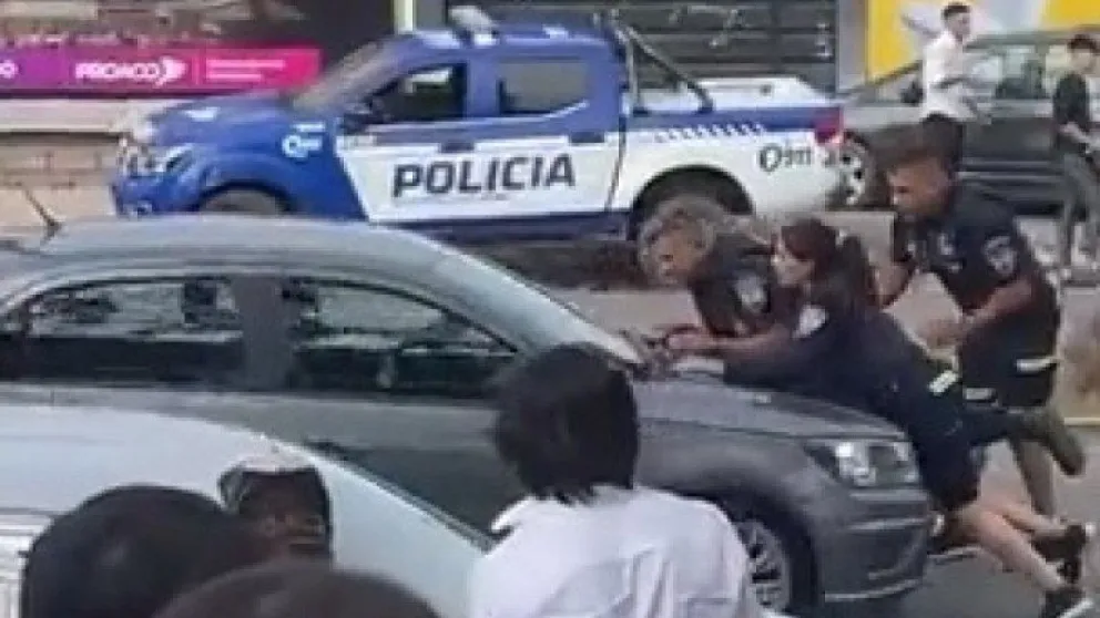 Córdoba: quiso escapar de la Policía y dos efectivos se subieron al capot para frenarlo