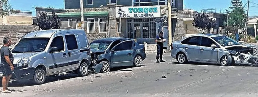 Triple choque con tres personas al hospital en Trelew