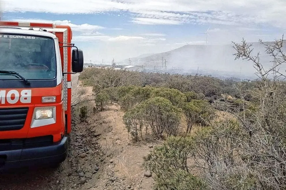 Bomberos controlaron incendio de pastizales en zona petrolera de Cañadón Seco