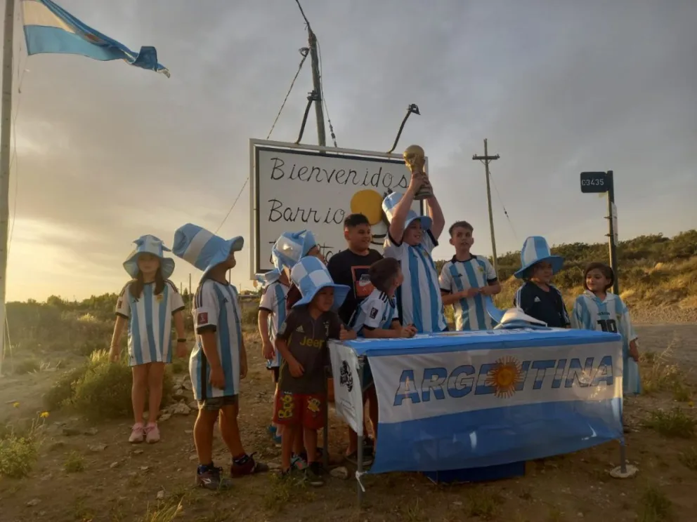 Los niños del barrio El Atardecer levantaron la Copa del Mundo