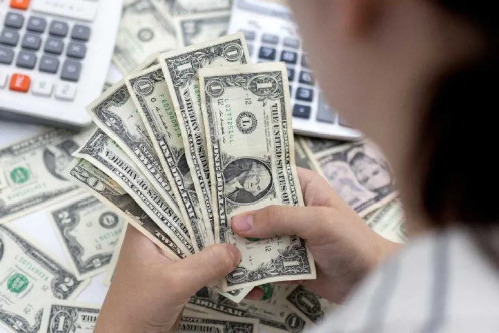 Dólar blue sigue en alza y cerró en su máximo de $ 357