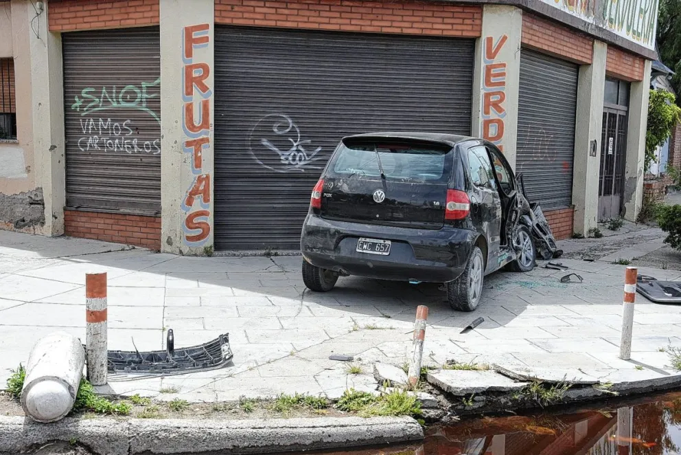 Dos vehículos colisionaron y uno terminó en el frente de una verdulería