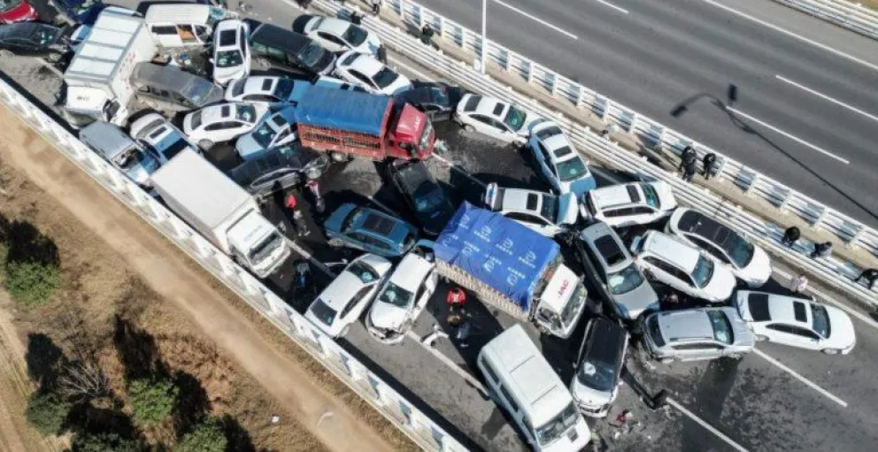 Más de 200 autos atascados en un puente de China: un muerto y decenas de heridos