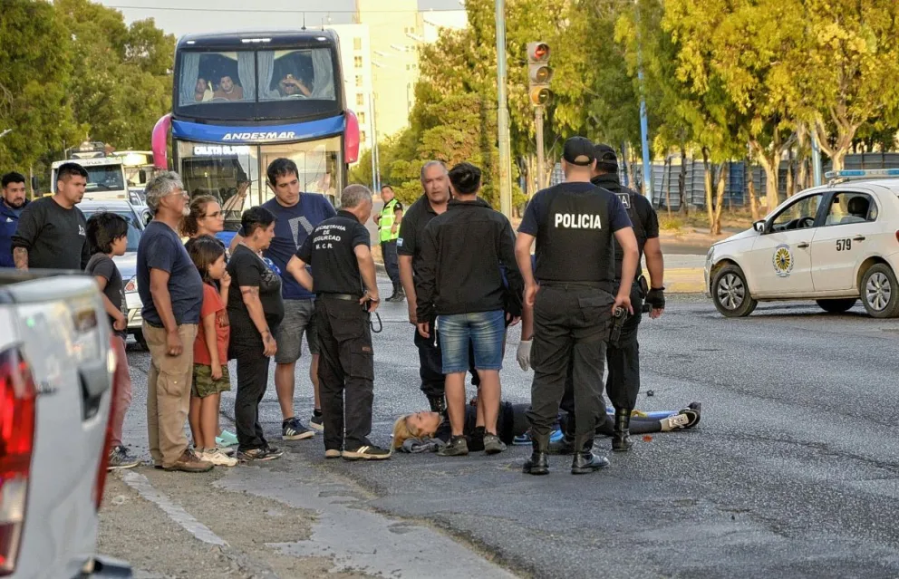 Mujer herida tras ser atropellada en plena Yrigoyen por una moto