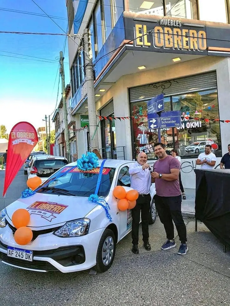 Muebles El Obrero entregó el auto 0km al ganador del sorteo