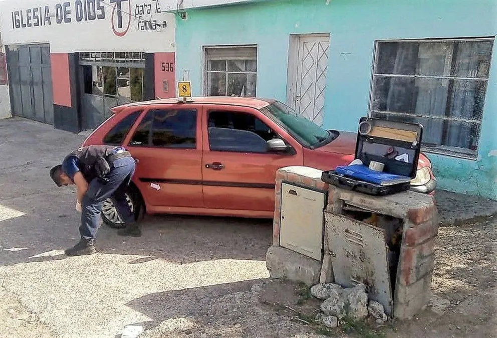 Atacaron a tiros un auto frente a la casa de su dueño en acceso a Trelew