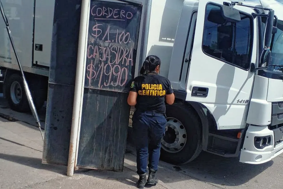 Encañonan a repartidor afuera de un almacén haciéndolo tirar al suelo y exigiéndole la recaudación