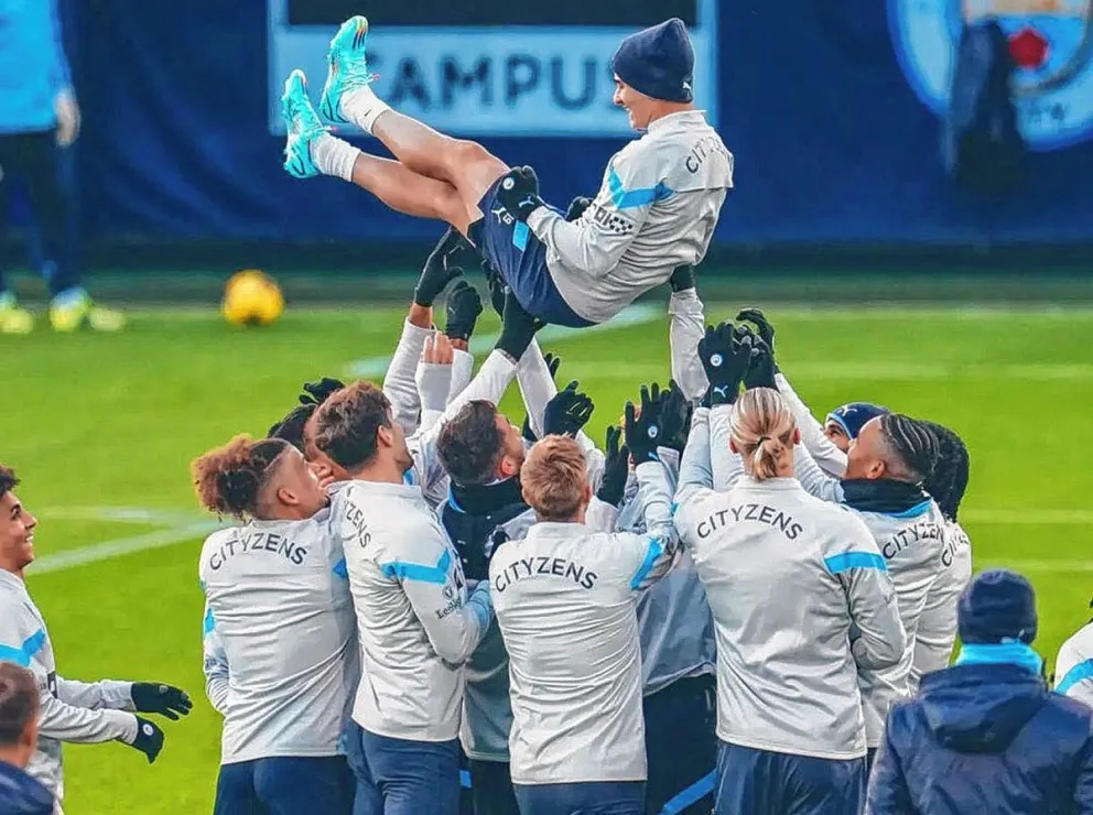 Gran recibimiento a Julián Álvarez en el Manchester City