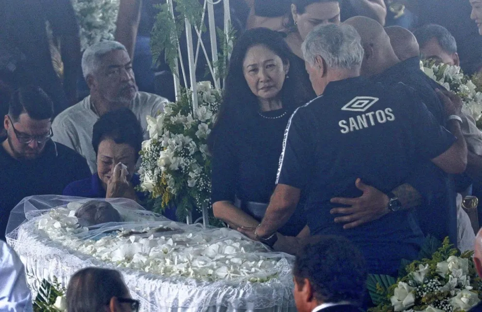 Una multitud despide a Pelé