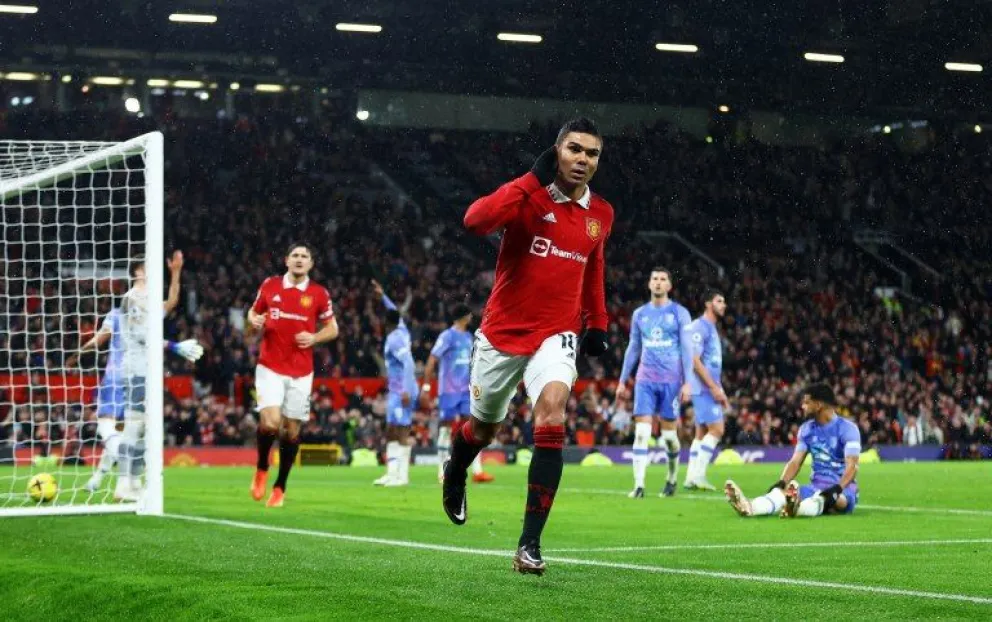 Manchester United ganó y recortó a nueve puntos la distancia con el líder Arsenal
