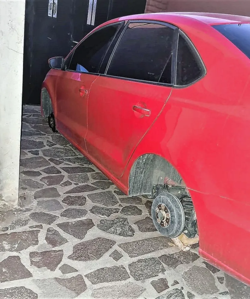 Le robaron las cuatro cubiertas a un auto estacionado en el patio interno de la casa de su dueña en Trelew